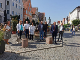 Die SPD-Fraktion schaut sich den Günzburger Stadtplatz an.