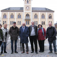 In der Fußgängerzone von Pfaffenhofen (von links): Kristina Kolb-Djoka, Rita Rösele, Bürgermeister Thomas Herker, Bürgermeister Klaus Habermann, Karl-Heinz und Ursula Schindler sowie Walter Jöckel