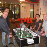 Karsten Lentge und Schulleiter Franz Negele im Tischkicker links, Walter Jöckel und Kristina Kolb-Djoka rechts. (C) Mittelschule Aichach