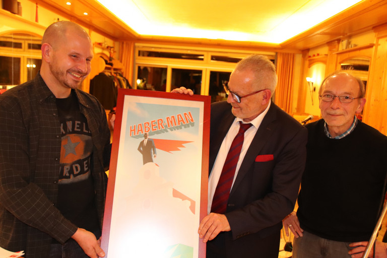 Künstler Daniel Hauke, Klaus Habermann und Walter Jöckel mit dem Kunstwerk "Haber-Man"